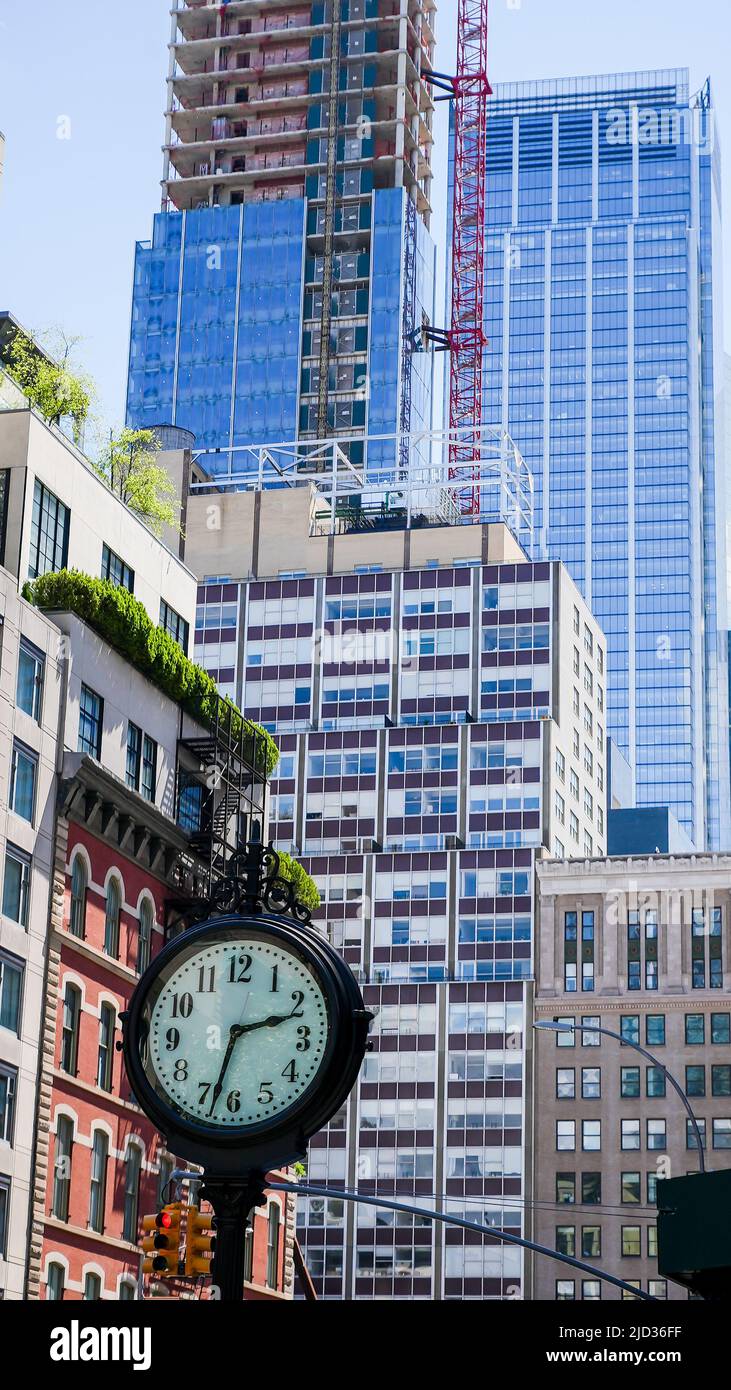 NEW YORK, NY, USA - 9 JUIN 2022 : horloge sur la rue Hudson près du triangle James Bogardus à Manhattan Banque D'Images