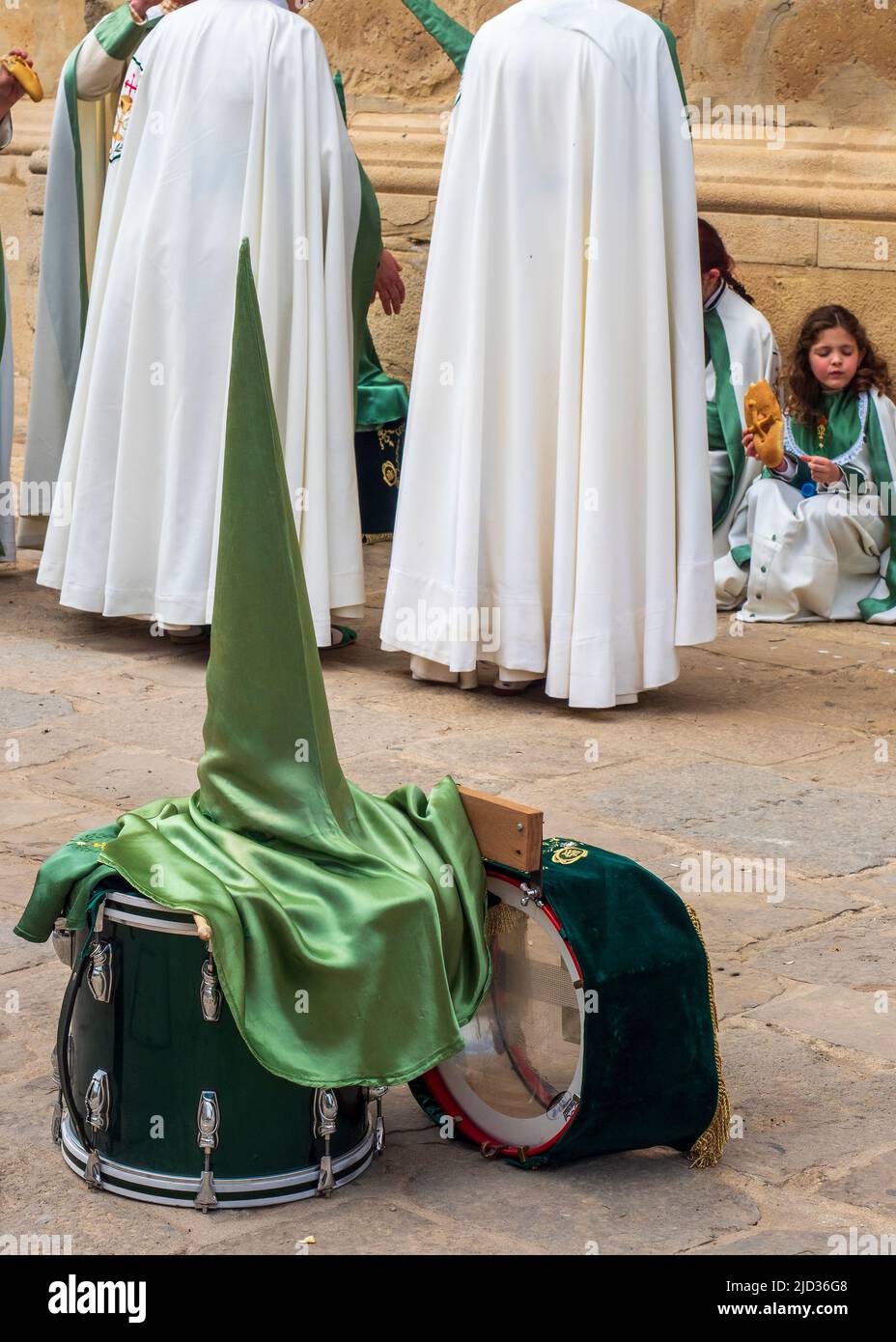 Instruments de musique au sol d'une rue à Úbeda pendant la semaine Sainte Banque D'Images