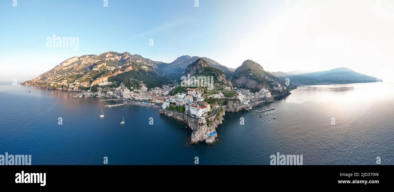 Vue d'en haut, vue panoramique sur les villages d'Amalfi et d'Atrani. Amalfi et Atrani sont deux villes sur la côte amalfitaine, Salerno, Italie Banque D'Images
