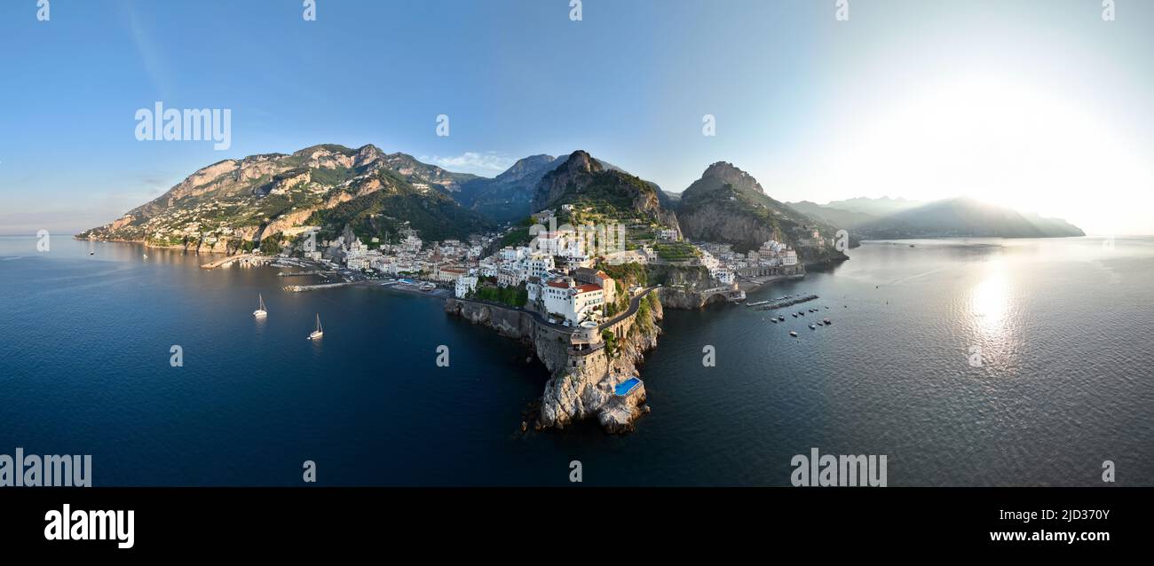 Vue d'en haut, vue panoramique sur les villages d'Amalfi et d'Atrani. Amalfi et Atrani sont deux villes sur la côte amalfitaine, Salerno, Italie Banque D'Images