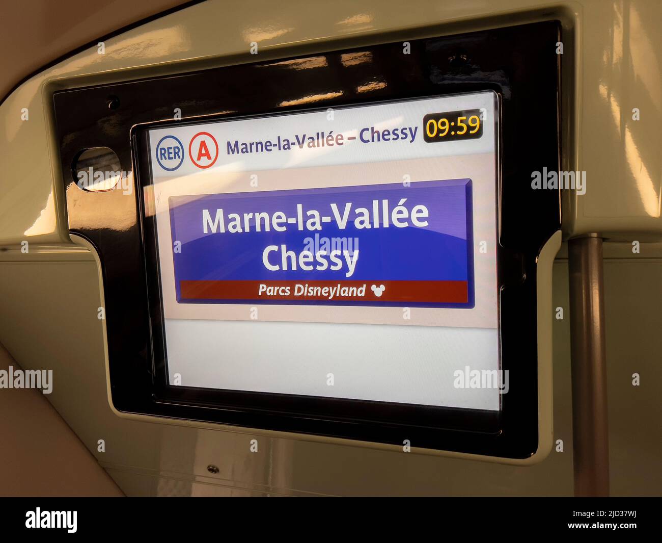 Paris, France - 04/05/2022: Écran d'information du train Disneyland. Disneyland arrêt Marne la Valle Chessy affiché à l'écran. Banque D'Images