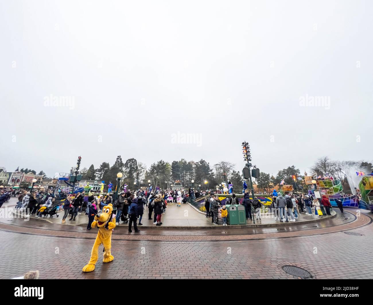 Paris, France - 04/05/2022: Parade des personnages célèbres de Disney à Disneyland Paris. Dingo sourire à l'appareil photo. Banque D'Images