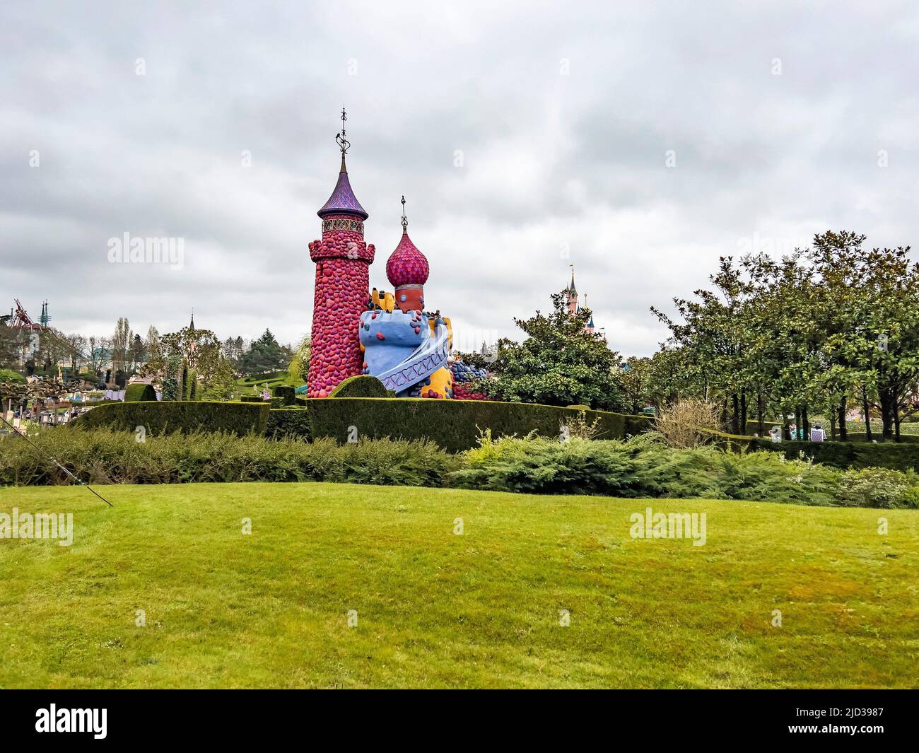 Paris, France - 04/05/2022: Tour de conte de fées colorée à Disneyland à Paris. L'un des bâtiments emblématiques de Disney World. Banque D'Images