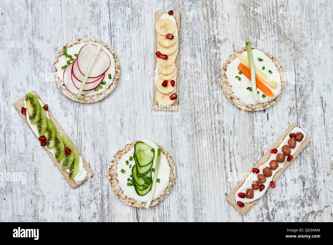 Gâteau au riz et pain grillé avec fromage à la crème et légumes sur bois Banque D'Images