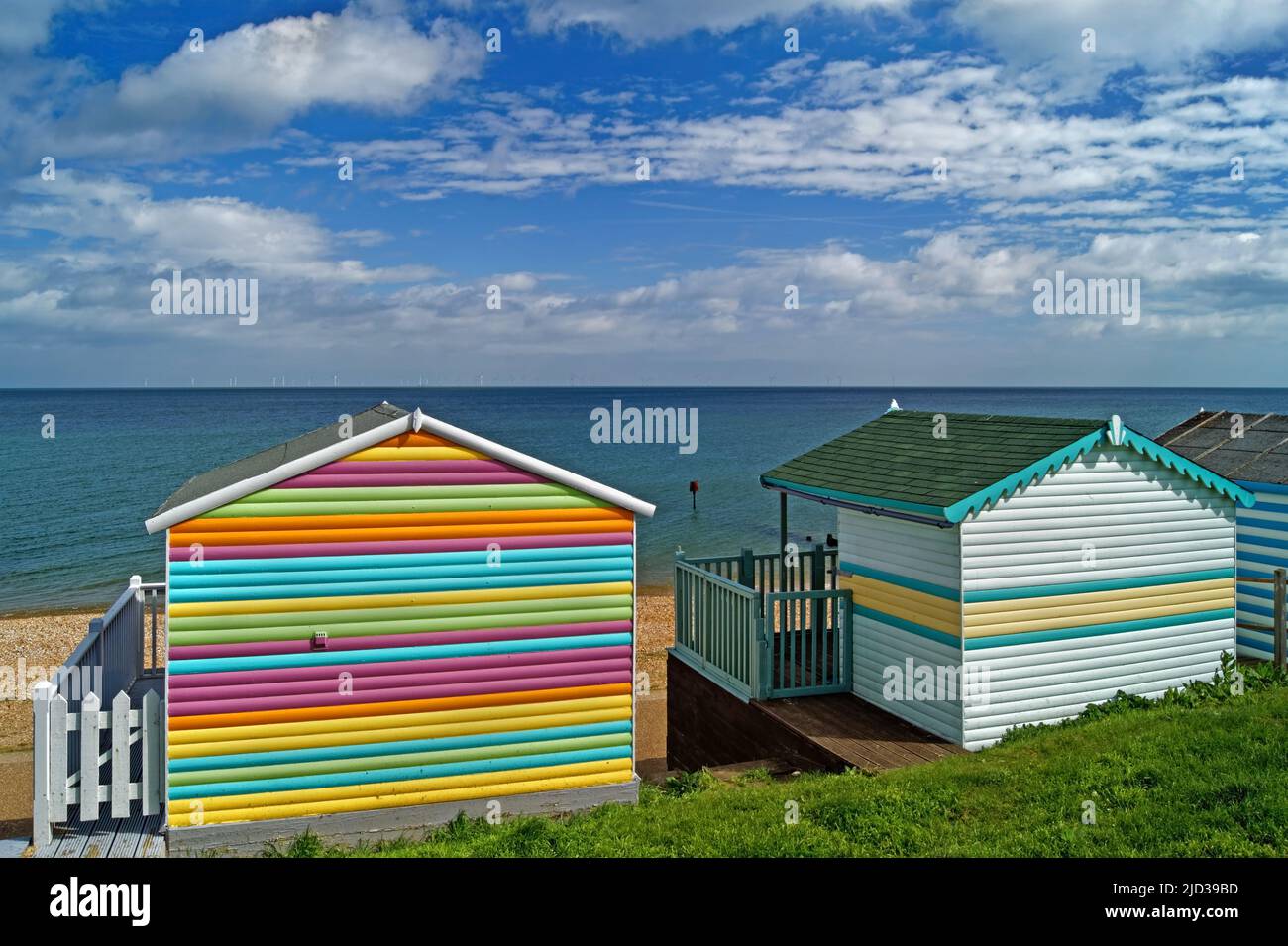Royaume-Uni, Kent, Tankerton pistes cabines de plage surplombant la plage et la mer Banque D'Images