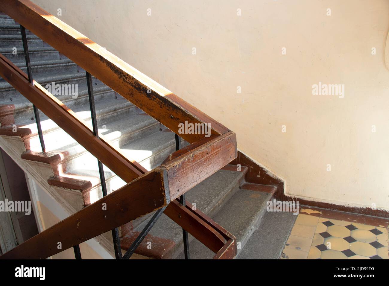 Escalier dans un ancien immeuble de bureaux en Ukraine, bâtiment et intérieur Banque D'Images