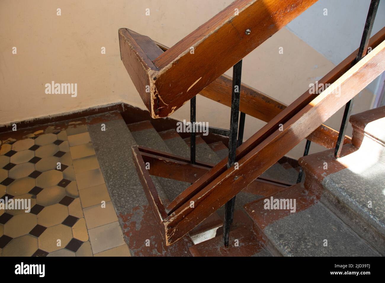 Escalier dans un ancien immeuble de bureaux en Ukraine, bâtiment et intérieur Banque D'Images