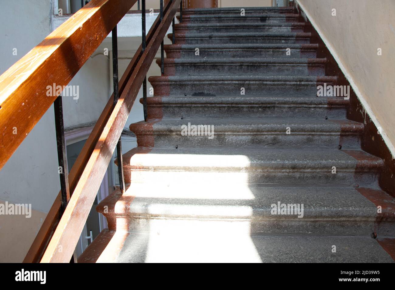 Escalier dans un ancien immeuble de bureaux en Ukraine, bâtiment et intérieur Banque D'Images