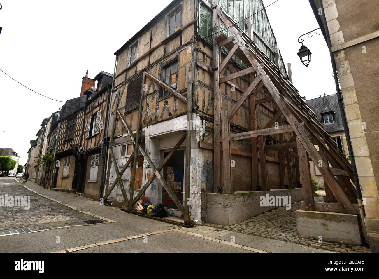 Cathédrale de Bourges dans le centre de la France ancienne construction besoin de réparation dans les rues étroites de France Banque D'Images