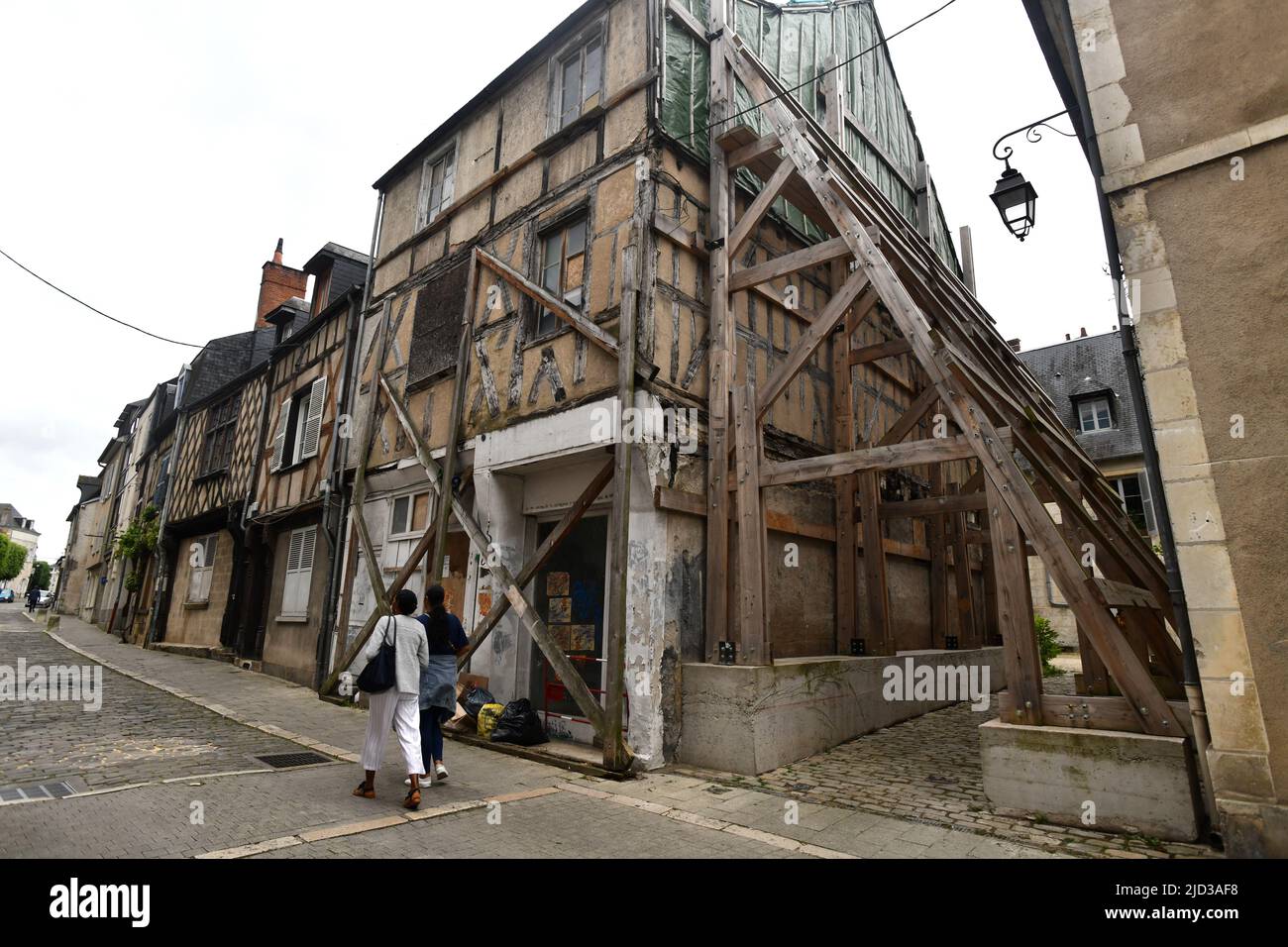 Cathédrale de Bourges dans le centre de la France ancienne construction besoin de réparation dans les rues étroites de France Banque D'Images