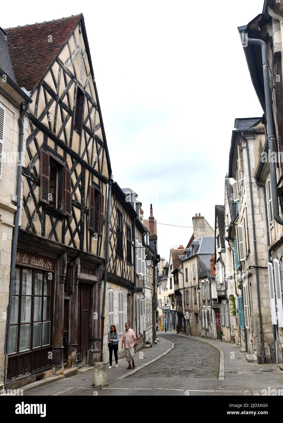 Cathédrale de Bourges, dans le centre de la France, bâtiments anciens dans les rues étroites de la France Banque D'Images