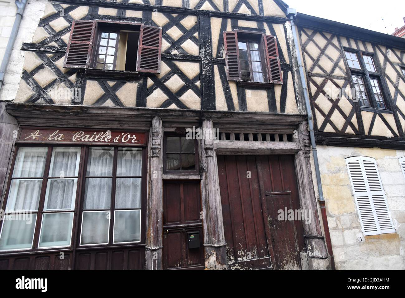 Cathédrale de Bourges, dans le centre de la France, bâtiments anciens dans les rues étroites de la France Banque D'Images