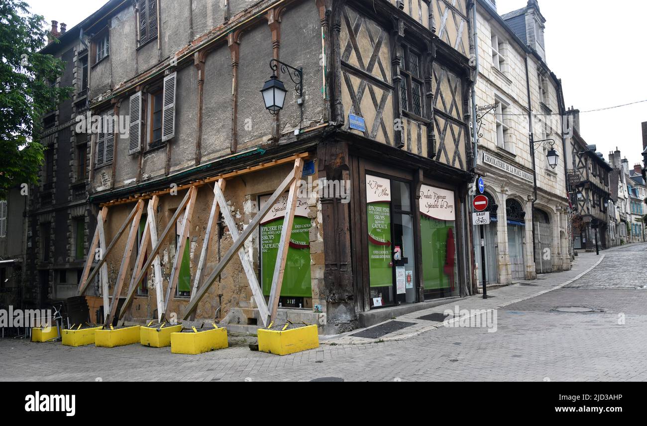 Cathédrale de Bourges, dans le centre de la France, bâtiments anciens dans les rues étroites de la France Banque D'Images