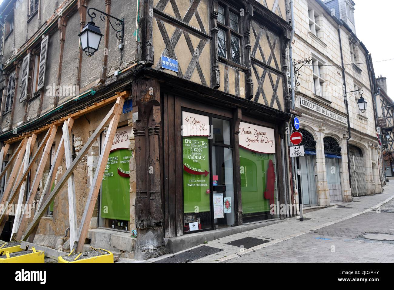 Cathédrale de Bourges, dans le centre de la France, bâtiments anciens dans les rues étroites de la France Banque D'Images