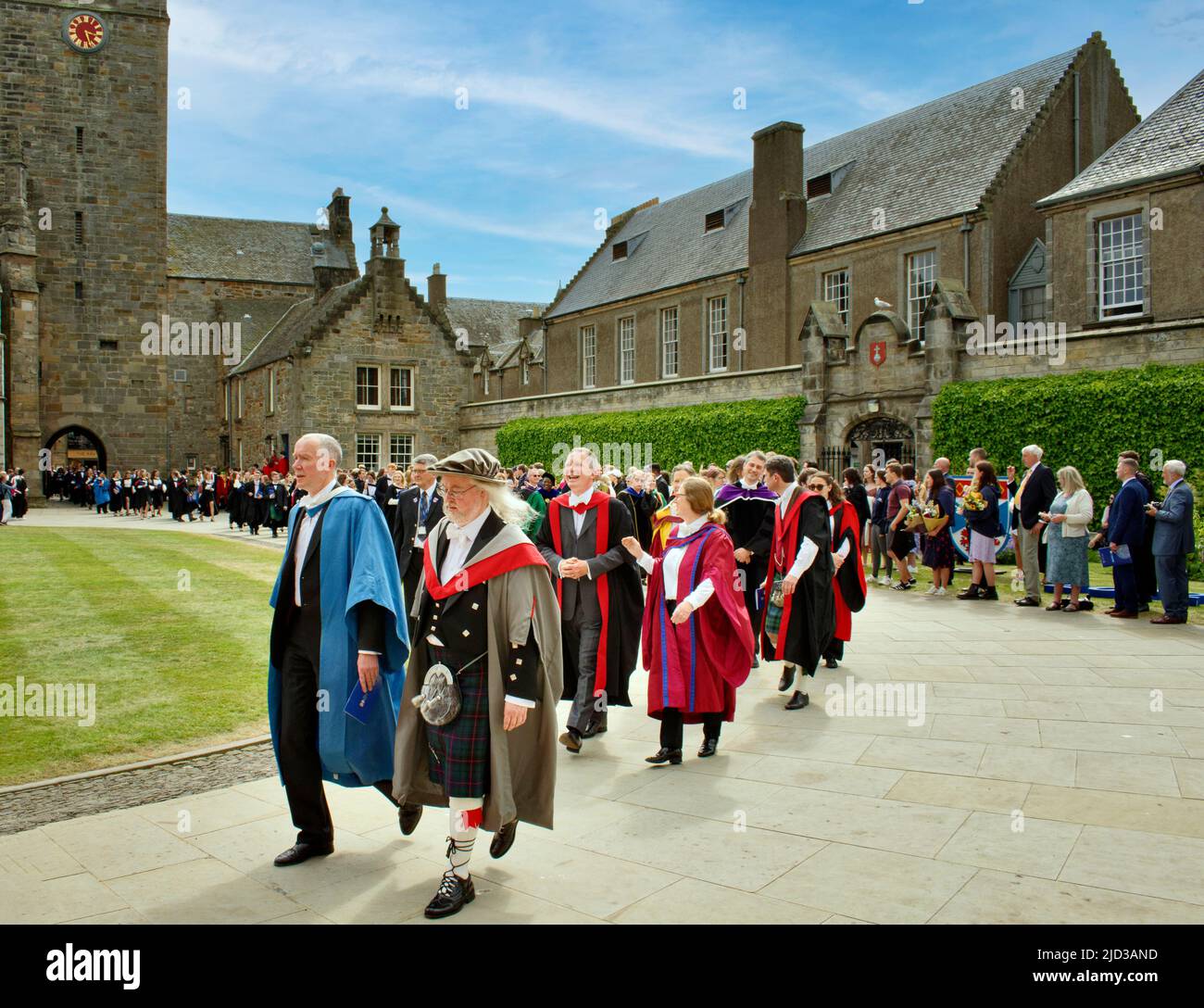 ST ANDREWS UNIVERSITY SCOTLAND GRADUATION DAY ST SALVATORS QUADRUPLE PROCESSION DE DIGNITAIRES AVEC DES ROBES MULTICOLORES Banque D'Images