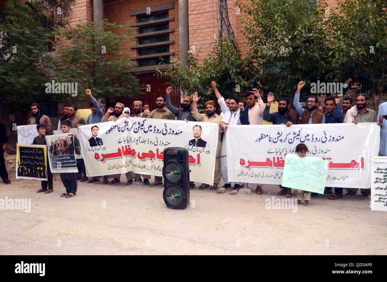 Hyderabad, Pakistan. 17th juin 2022. Des membres du Comité d'action de Nojawan tiennent vendredi, à 17 juin 2022, une manifestation de protestation pour les travaux de développement de la route Mandozai, au club de presse de Quetta. Credit: Asianet-Pakistan/Alamy Live News Banque D'Images