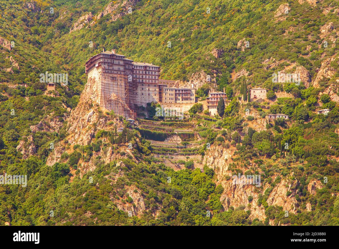 Haut monastère sur la montagne, au Mont Athos, Halkidiki , la Grèce. Vue de la mer Banque D'Images