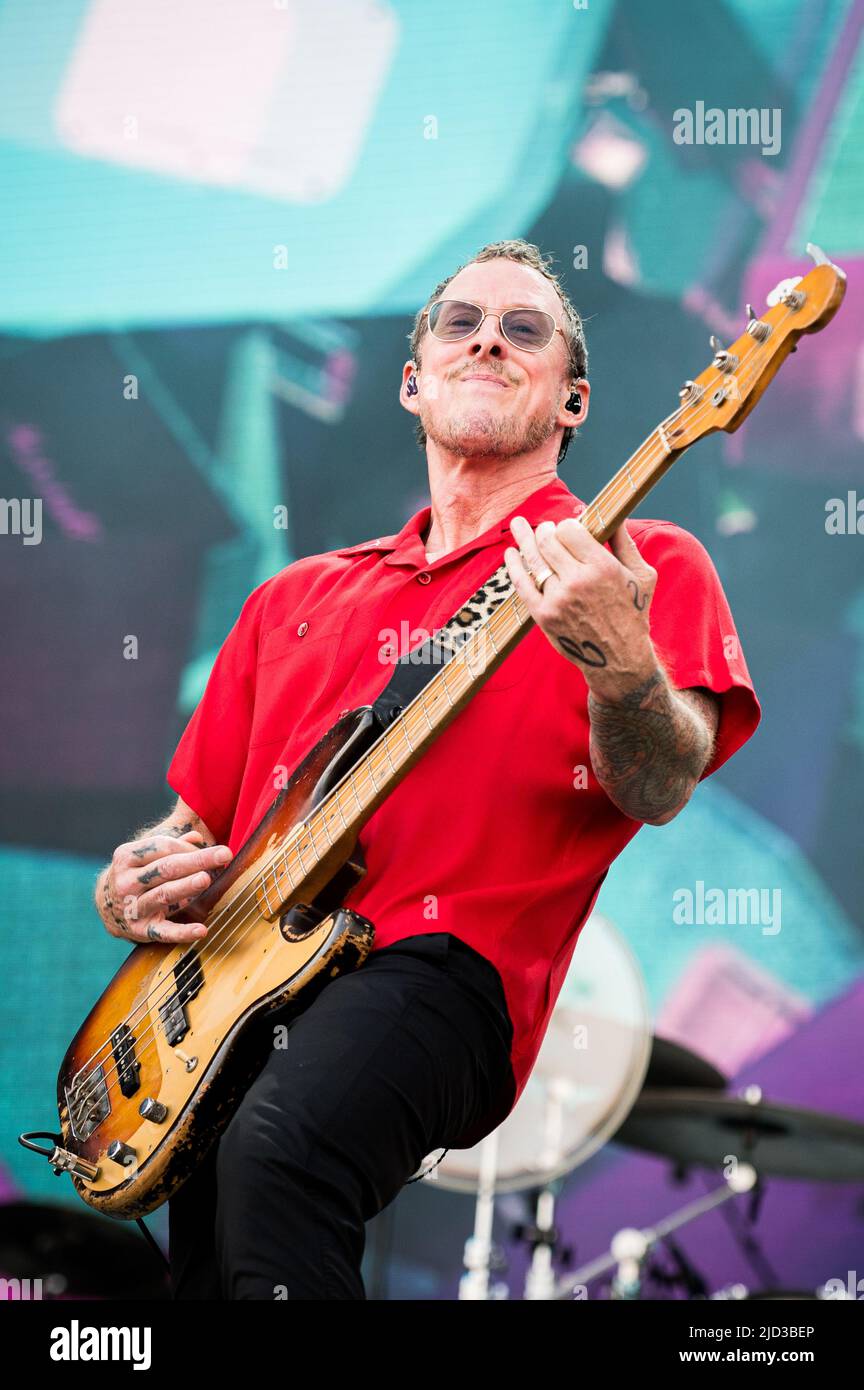 ITALIE, MILAN, JUIN 15th 2022 : Scott Shriner, bassiste du groupe de rock alternatif américain WEEZER se préforme en direct sur scène à Ippodromo SNAI la Maura pendant le 'I-Days Festival 2022' Banque D'Images