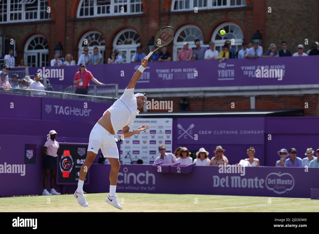 Londres, Royaume-Uni. 17th juin 2022. 17th juin 2022 ; Queens Club, West  Kensington, Londres, Angleterre ; Cinch Queens Club ATP Tour 500 série  Tournoi de tennis de pelouse; Filip Krajinovic sert à