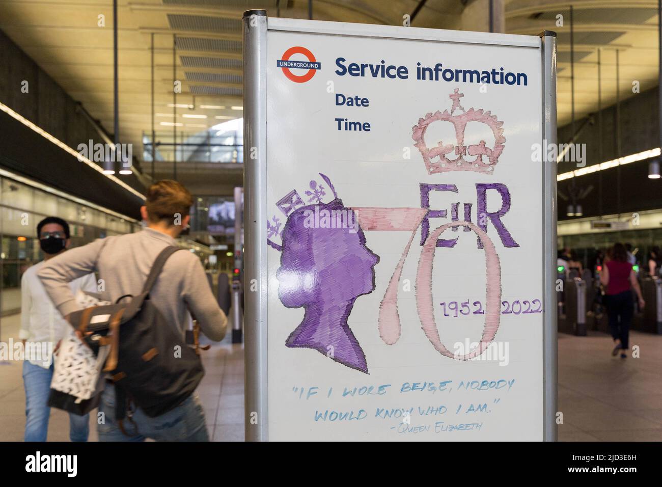 Londres, Royaume-Uni. 10th juin 2022. Météo au Royaume-Uni : le dessin d'affiche royale souterraine de Londres montre le Jubilé de platine d'Elizabeth II de la Reine dans un jour le plus chaud de l'année à Londres. Credit: Xiu Bao/Alamy Live News Banque D'Images