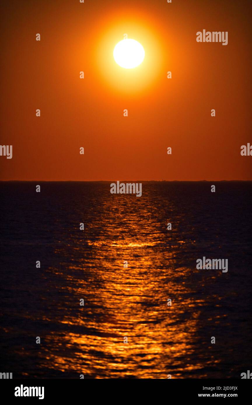 La pleine lune (fraise) s'élève au-dessus du Nantucket Sound au large de Cape Cod, aux États-Unis Banque D'Images