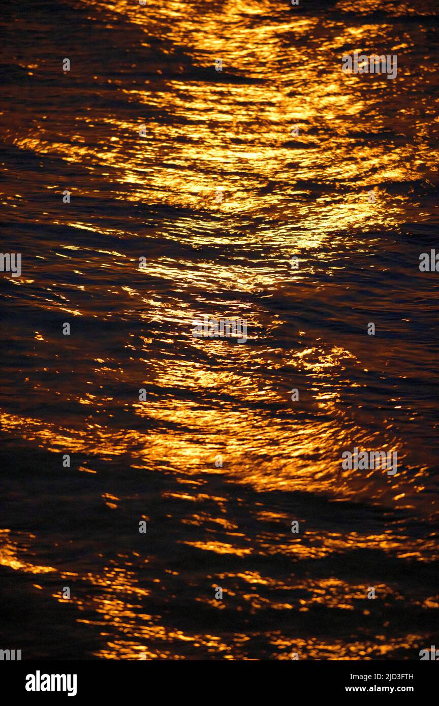 Des réflexions sur l'eau de la pleine lune (fraise) s'élèvent au-dessus de Nantucket Sound au large de Cape Cod, États-Unis Banque D'Images