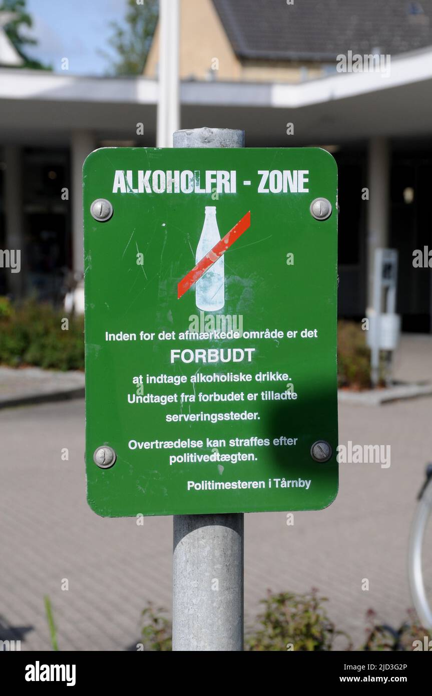 Kastrup/Copenhague/Danemark/ 16 juin 2022/le signe vert indique une zone sans alcool sur Skottegarden à Kstrup (photo. Francis Joseph Dean/Deanimages Banque D'Images