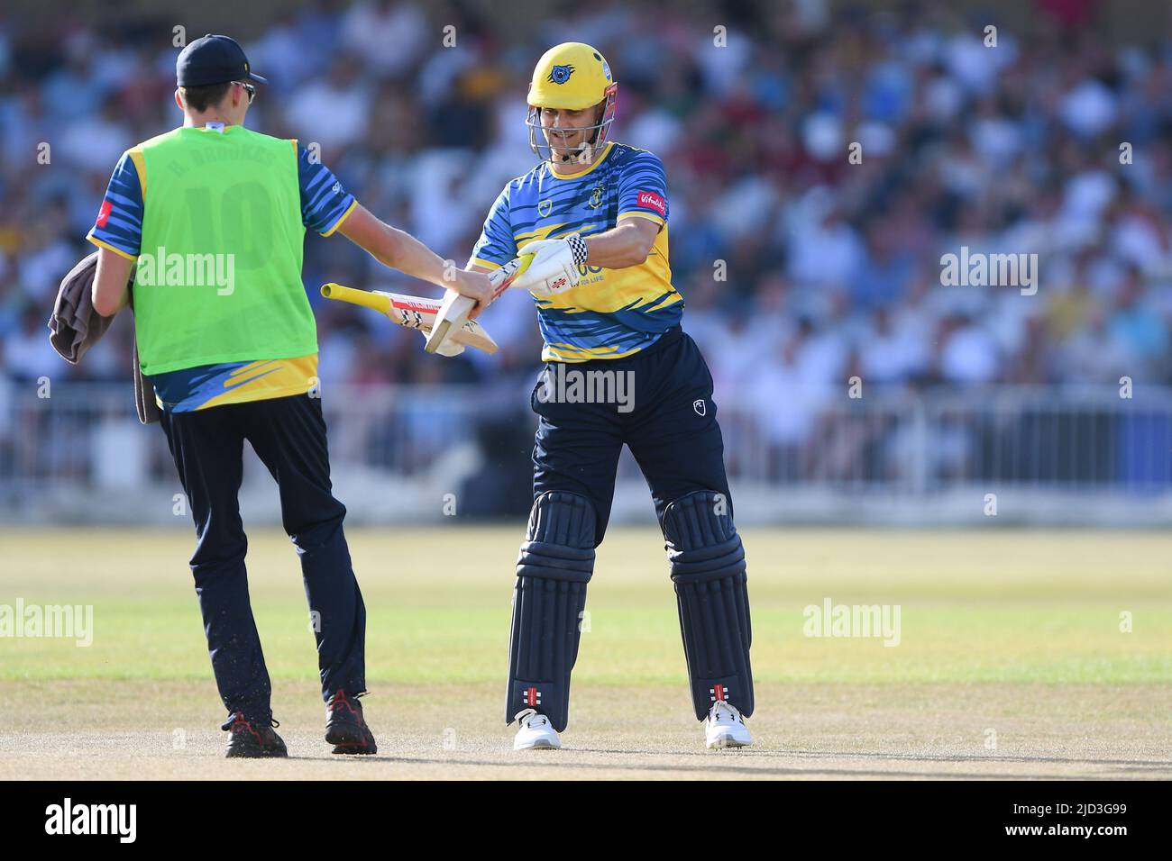 NOTTINGHAM, ROYAUME-UNI. 17th JUIN Sam Hain, de Birmingham Bears, permute les chauves-souris lors du match Blast Vitality T20 entre les ours de Notinghamshire et Birmingham, à Trent Bridge, Nottingham, le vendredi 17th juin 2022. (Credit: Jon Hobley | MI News) Credit: MI News & Sport /Alay Live News Banque D'Images