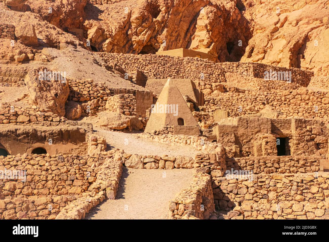 Ruines de l'ancien Deir el-Medina, un des groupes de nécropoles de Theban, ainsi qu'un village d'artisans pendant les dynasties XVIII-XX c. 1550-10 Banque D'Images