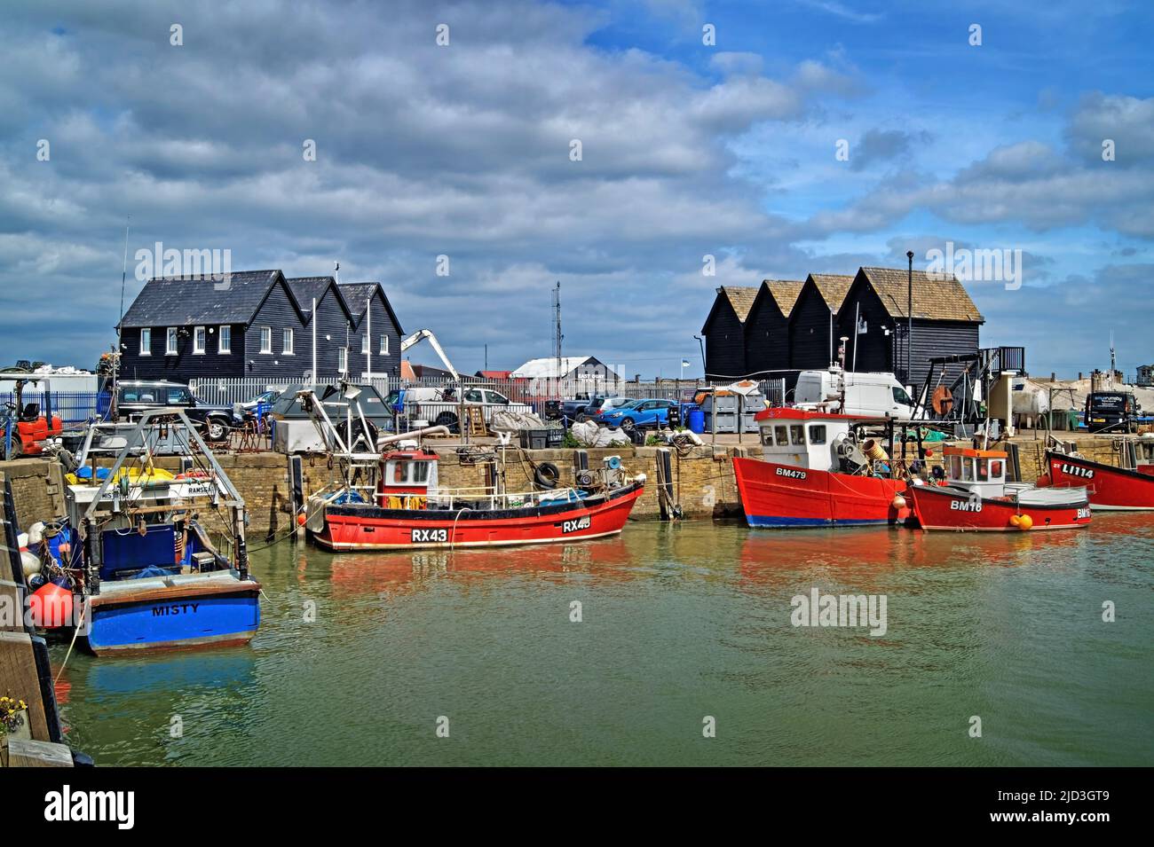 Royaume-Uni, Kent, Whitstable Harbour, bateaux et cabanes de pêcheurs Banque D'Images