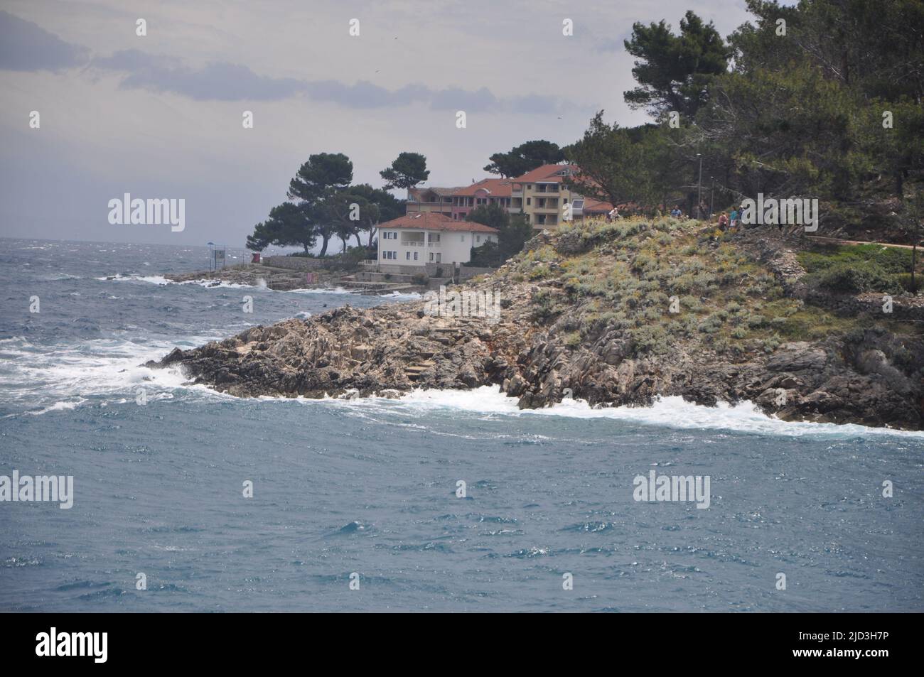 Veli Losinj littoral et mer agitée. Temps orageux sur la mer adriatique avec mer rugueuse sur l'île de Losinj Croatie . Banque D'Images