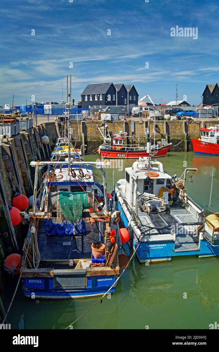 Royaume-Uni, Kent, Whitstable Harbour, bateaux et cabanes de pêcheurs Banque D'Images