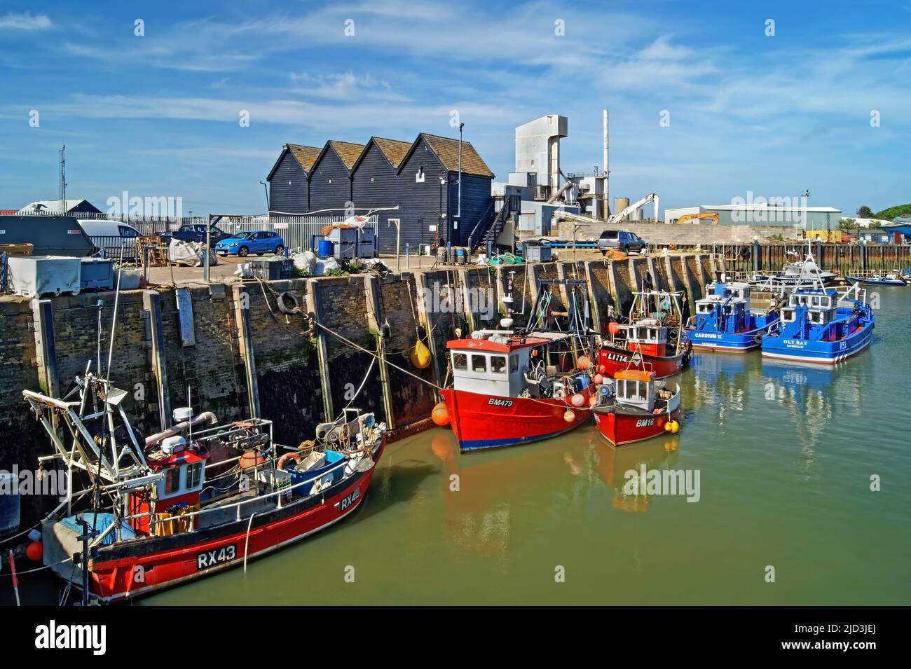 Royaume-Uni, Kent, Whitstable Harbour, Boats, Fishermans huts et Brett Aggregates Ltd Banque D'Images