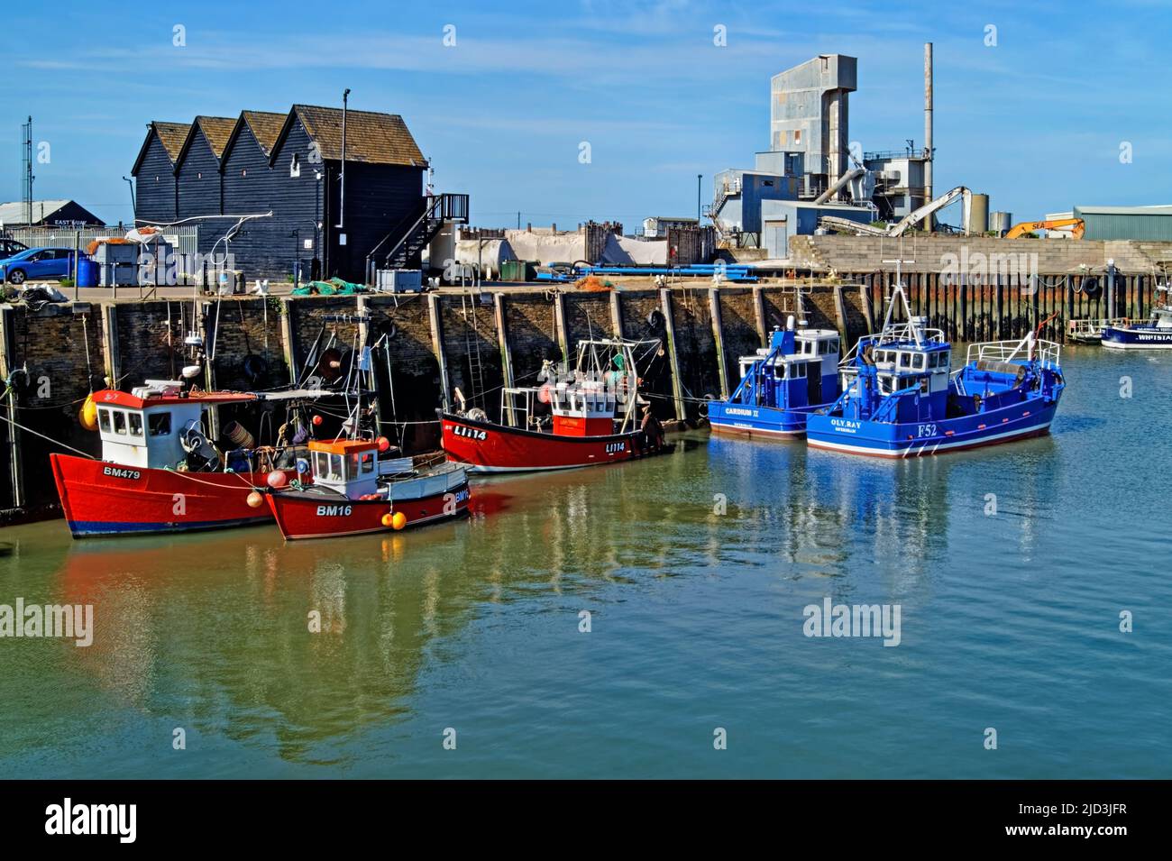 Royaume-Uni, Kent, Whitstable Harbour, Boats, Fishermans huts et Brett Aggregates Ltd Banque D'Images