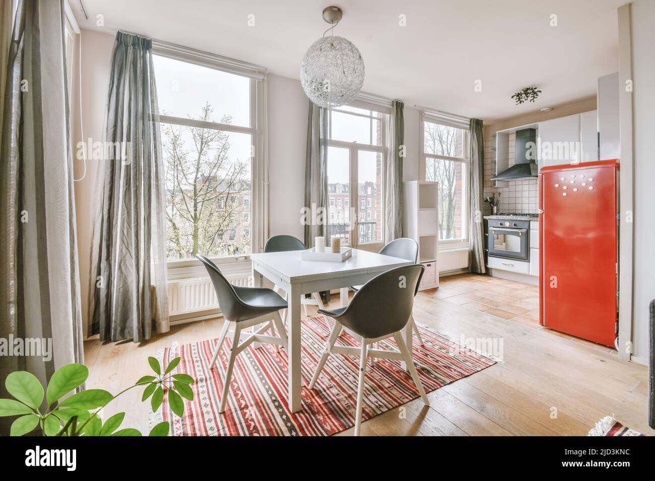 Décoration intérieure d'appartement loft moderne avec cuisine ouverte dans un style minimaliste et spacieuse salle à manger avec table et chaises Banque D'Images