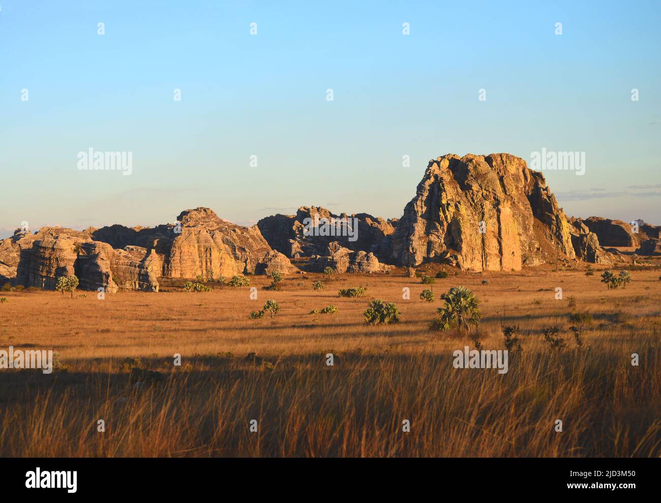 Vue panoramique sur le paysage rocheux au coucher du soleil. Parc national d'Isalo. Madagascar. Banque D'Images