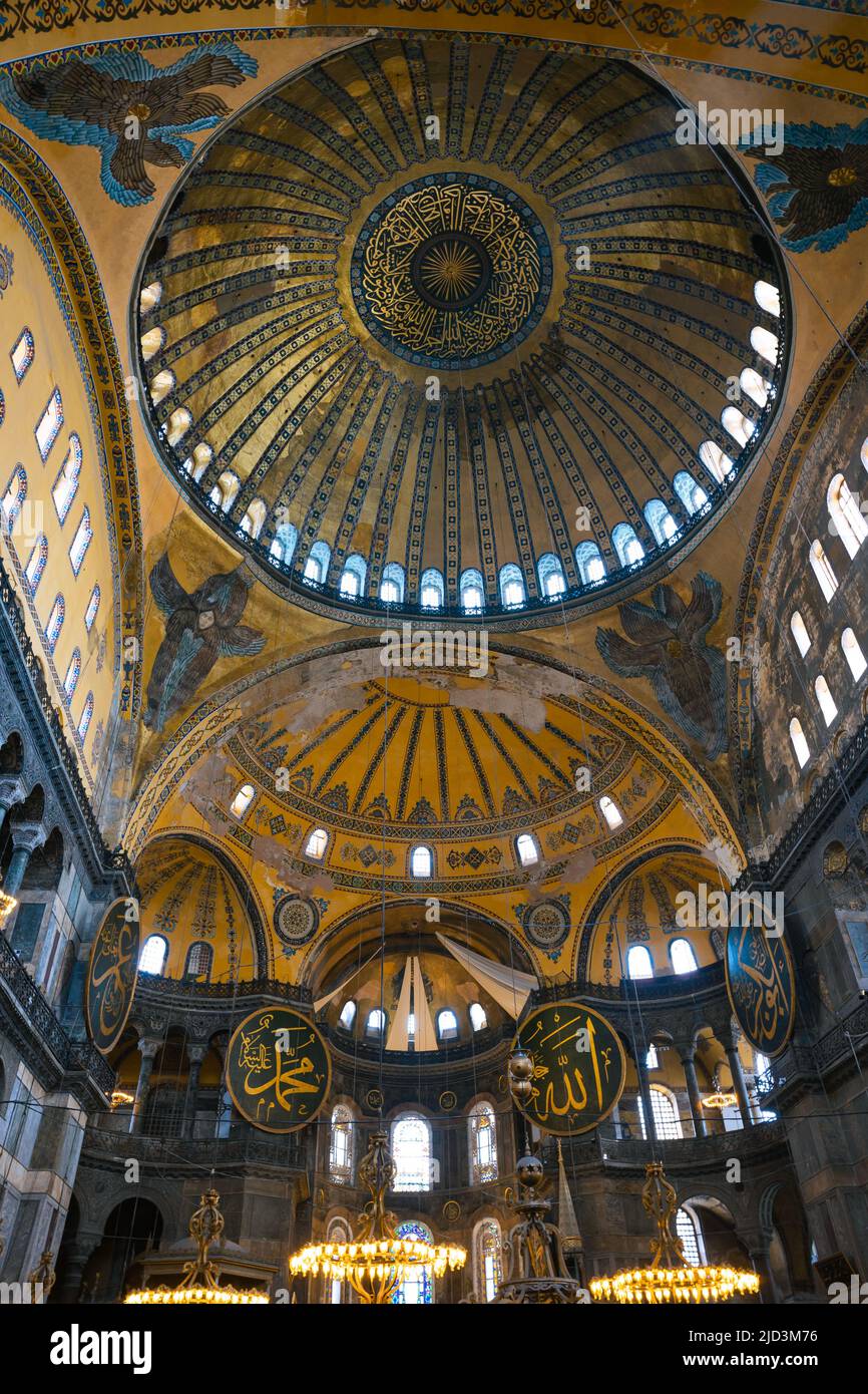 Vue panoramique sur Sainte-Sophie ou la mosquée Ayasofya d'Istanbul. Istanbul Turquie - 4.25.2022 Banque D'Images
