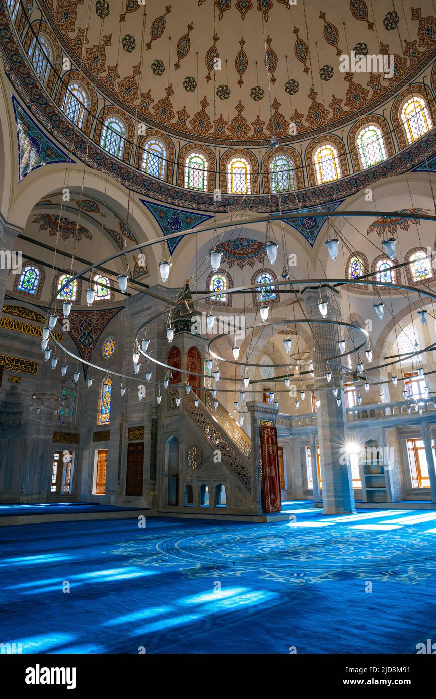 Vue intérieure de la mosquée Sokolu Mehmet Pasa à Azapkapi Beyoglu. Istanbul Turquie - 1.14.2022 Banque D'Images