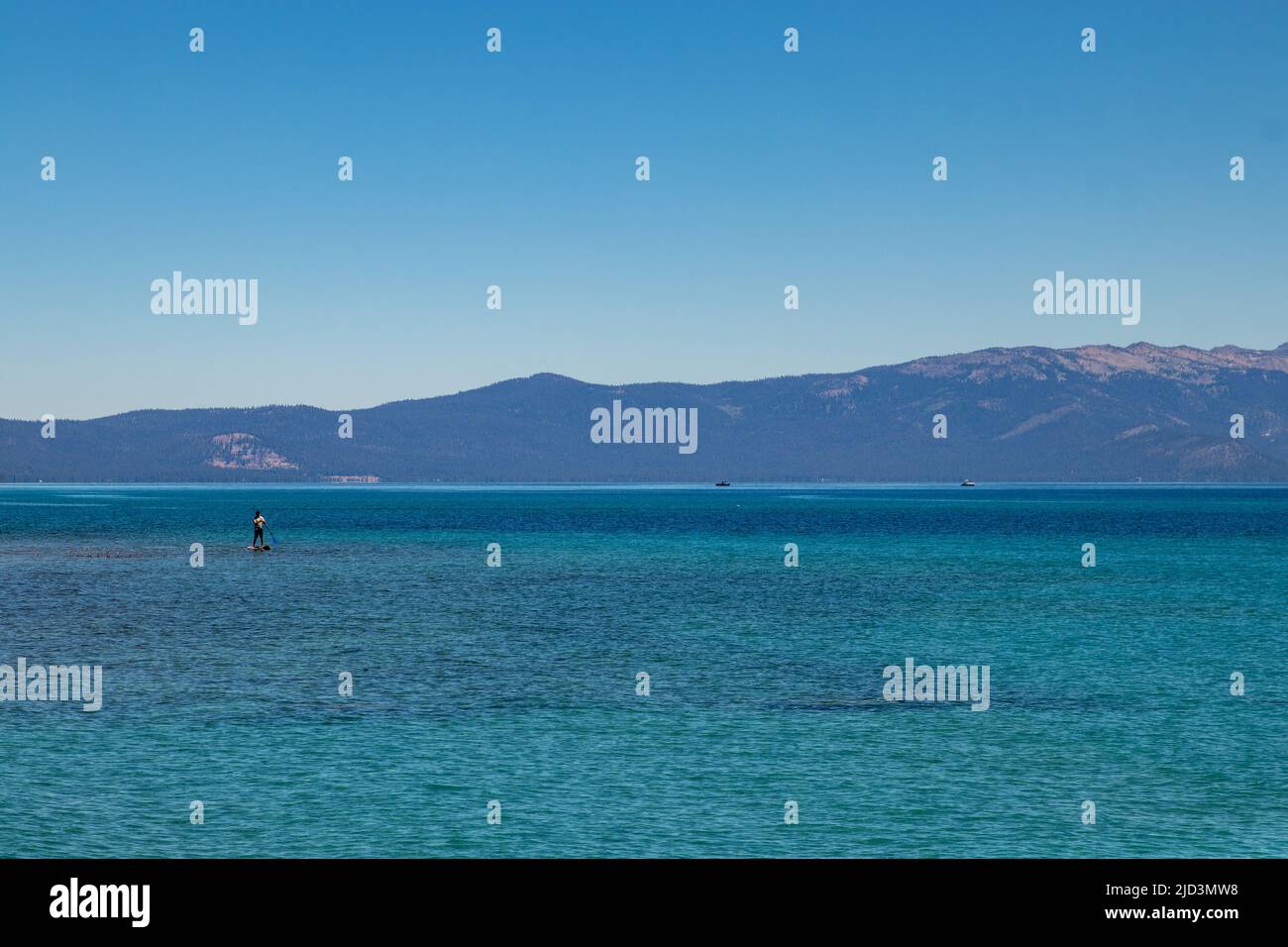 Paddle-board sur les eaux bleues du lac Tahoe, Californie Banque D'Images