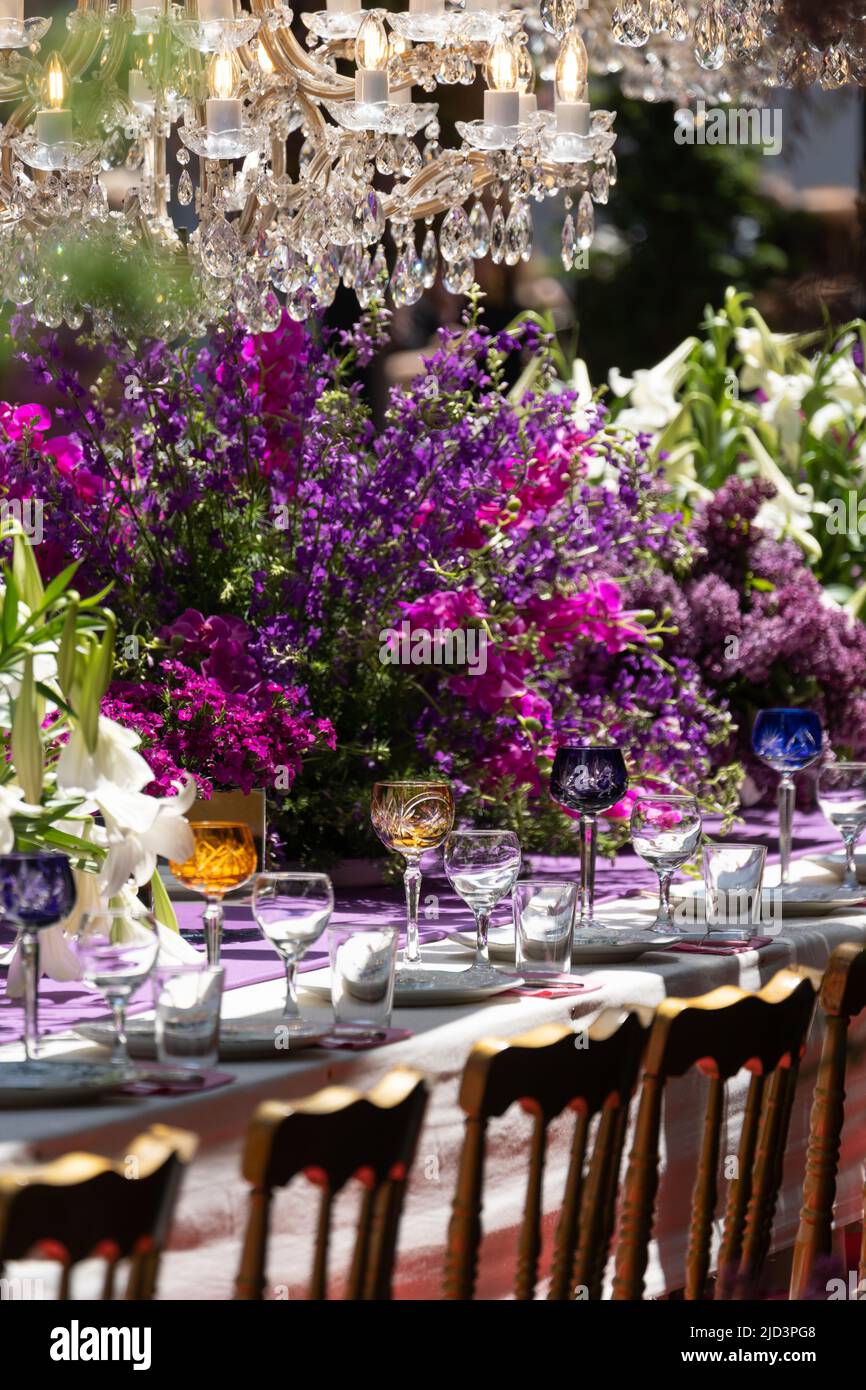Table à dîner de fête avec de belles vaisselle vides pour des vacances en plein air en été. Banque D'Images