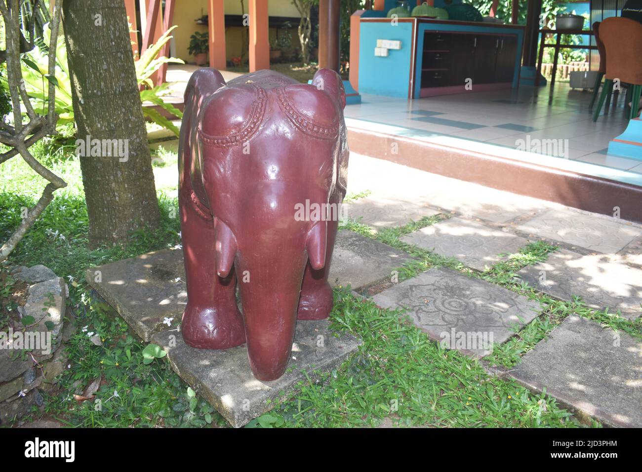 Un éléphant en pierre placé dans le jardin d'un spa Ayurveda. Colombo, Sri Lanka. Banque D'Images