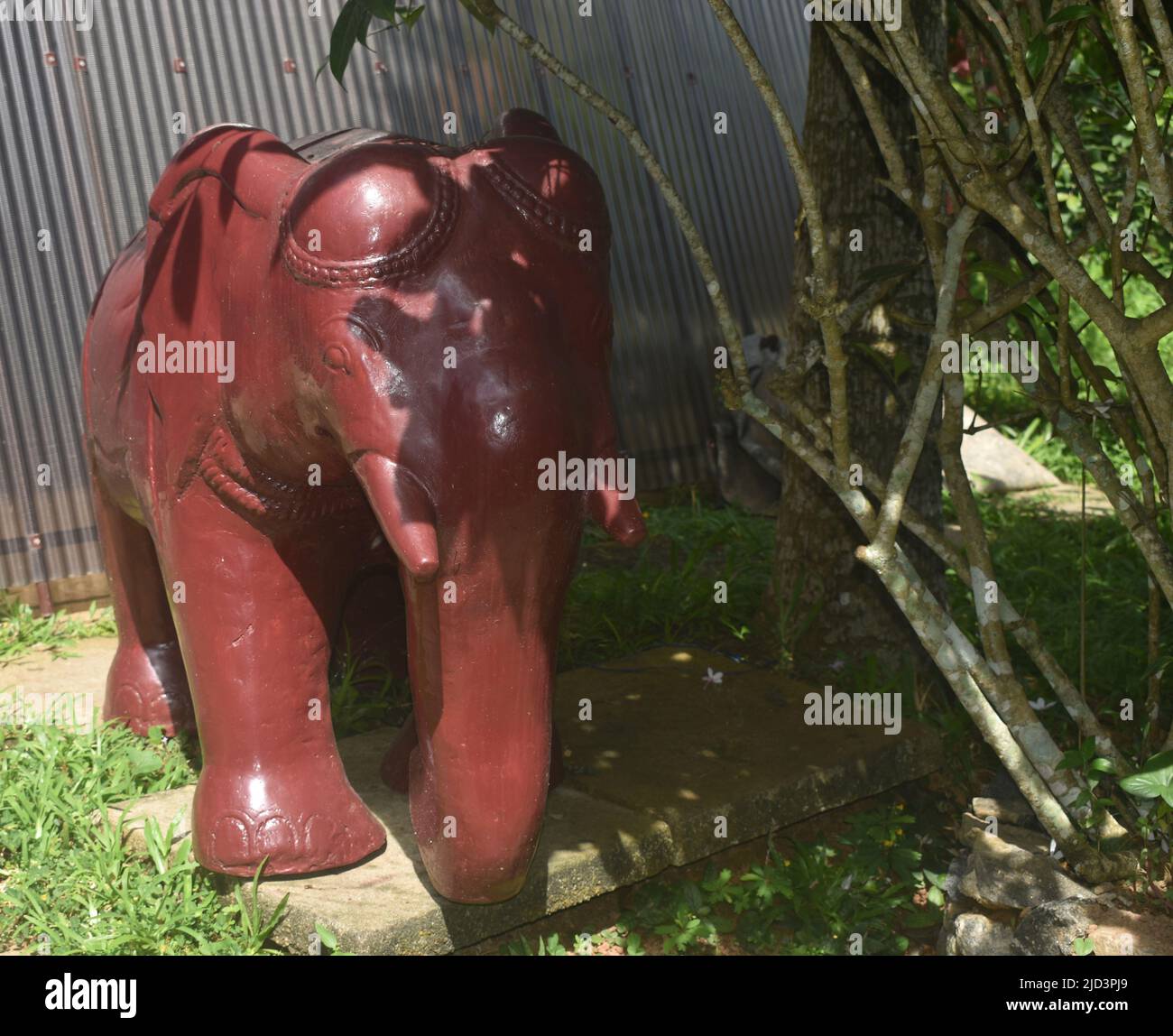 Un éléphant en pierre placé dans le jardin d'un spa Ayurveda. Colombo, Sri Lanka. Banque D'Images