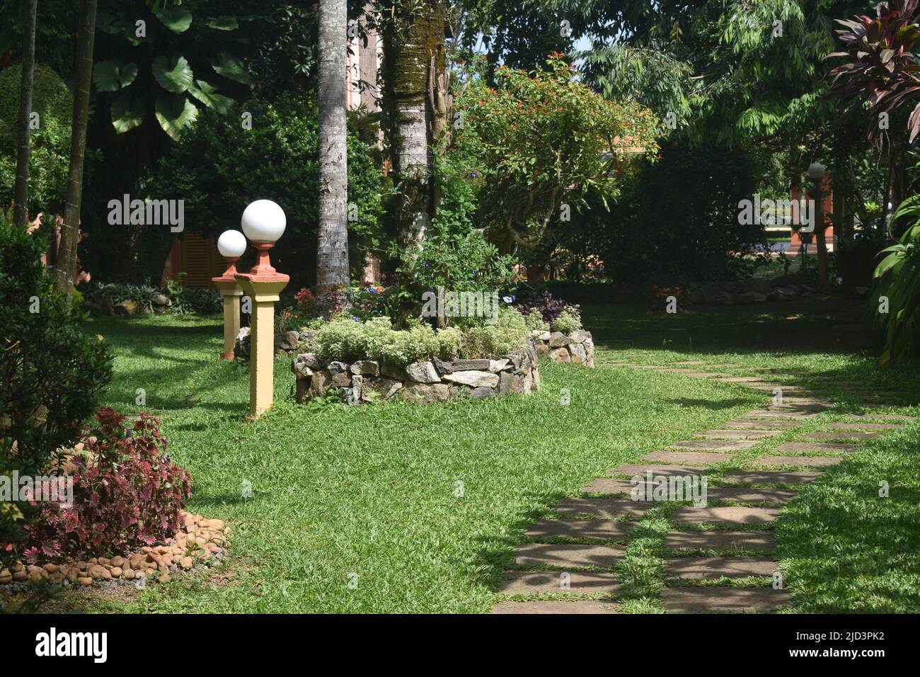 Un jardin paysagé avec des plantes, des fleurs, des arbres fruitiers, des étangs, des fontaines, Statues bouddhistes, bancs de jardin et bien d'autres pour un moment de détente dans un spa Ayurveda. Colombo. Sri Lanka. Banque D'Images