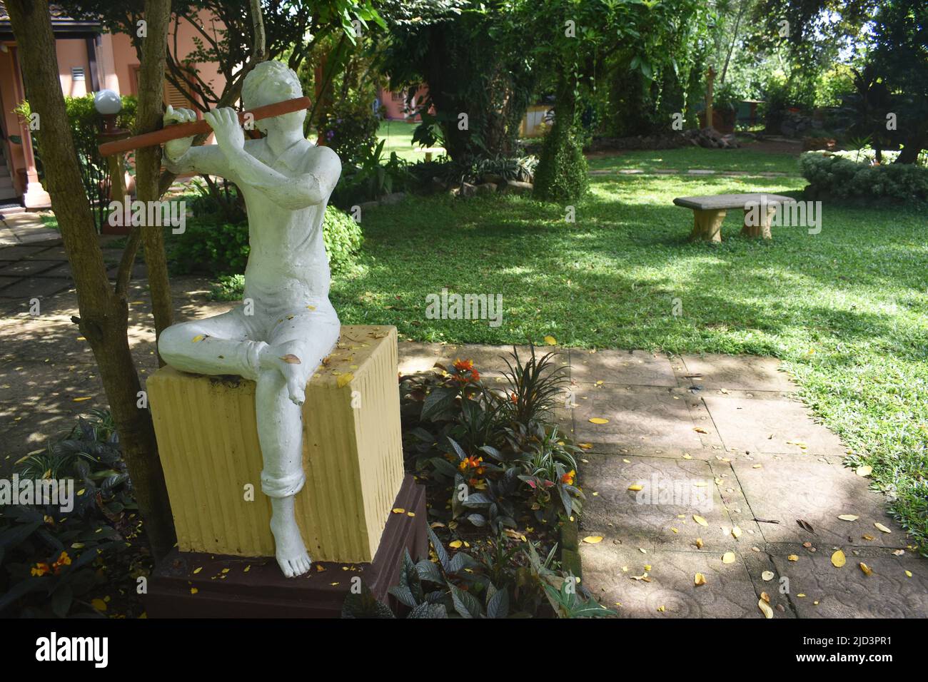 Un jardin paysagé avec des plantes, des fleurs, des arbres fruitiers, des étangs, des fontaines, Statues bouddhistes, bancs de jardin et bien d'autres pour un moment de détente dans un spa Ayurveda. Colombo. Sri Lanka. Banque D'Images