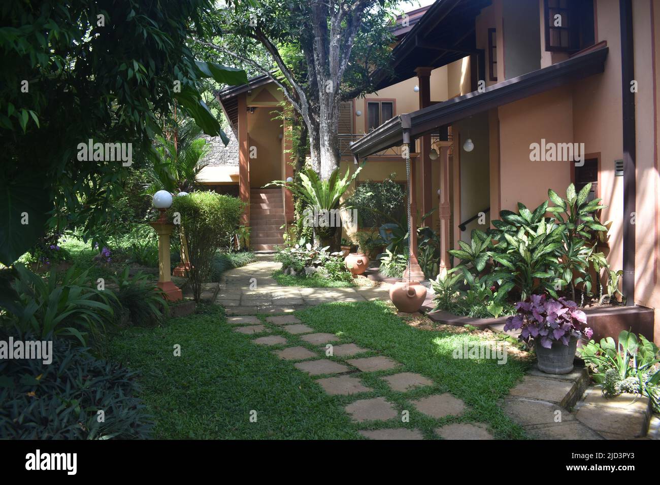 Un jardin paysagé avec des plantes, des fleurs, des arbres fruitiers, des étangs, des fontaines, Statues bouddhistes, bancs de jardin et bien d'autres pour un moment de détente dans un spa Ayurveda. Colombo. Sri Lanka. Banque D'Images