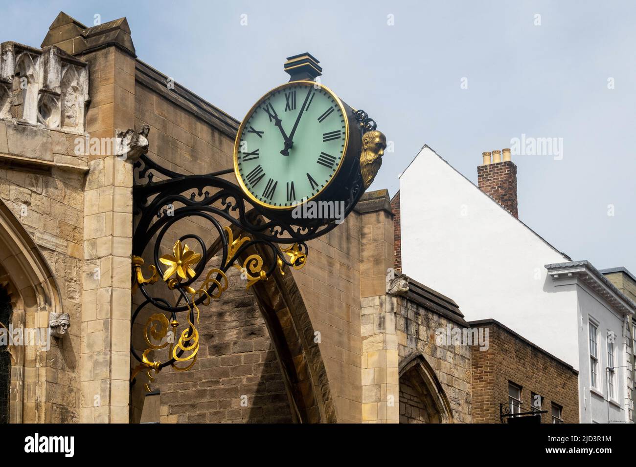 Horloge ornée sur l'église St Martin le Grand sur Coney Street dans le centre-ville de York, York, North Yorkshire, Angleterre. La statue du petit amiral a disparu. Banque D'Images