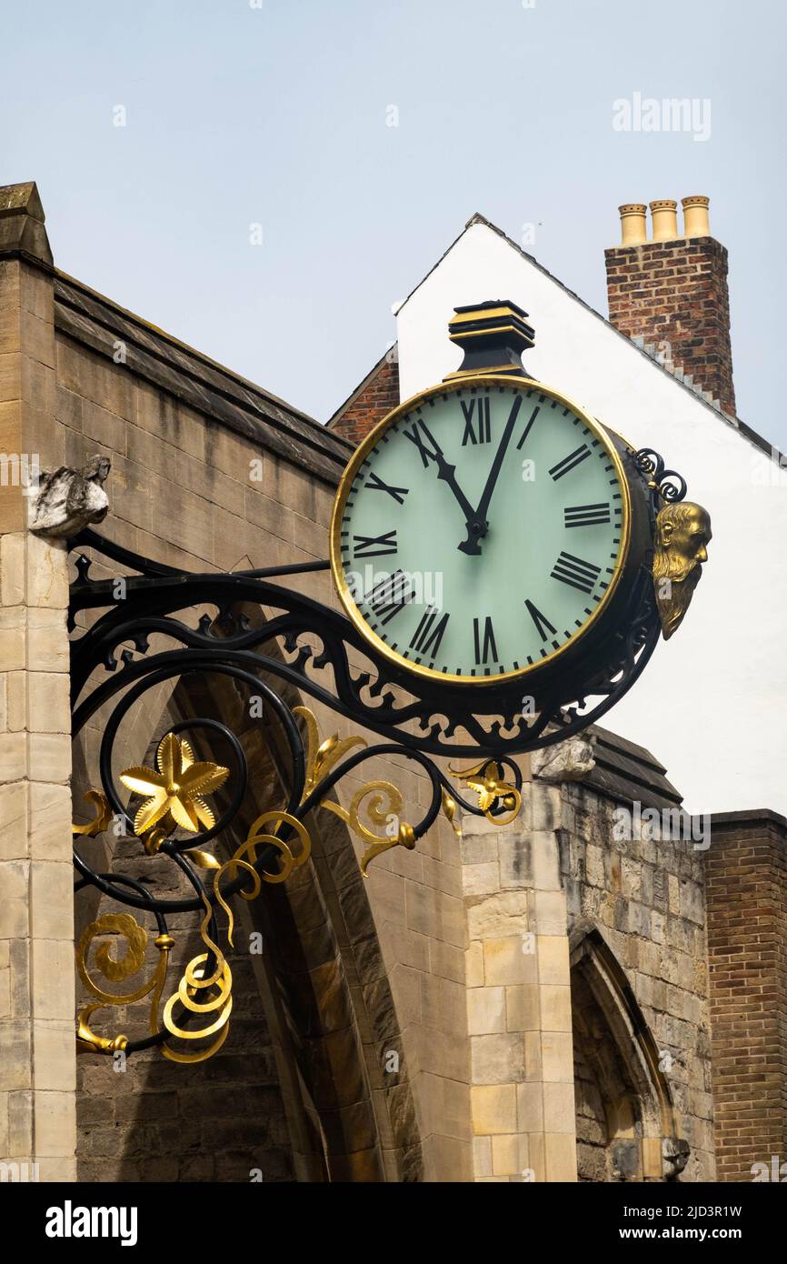 Horloge ornée sur l'église St Martin le Grand sur Coney Street dans le centre-ville de York, York, North Yorkshire, Angleterre. La statue du petit amiral a disparu. Banque D'Images