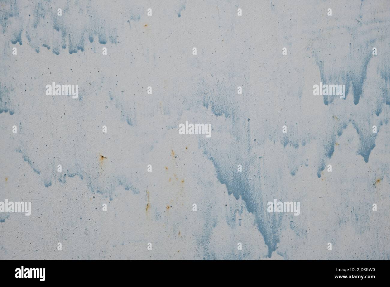 Arrière-plan abstrait un vieux mur en métal gris avec une bande de peinture bleue Banque D'Images