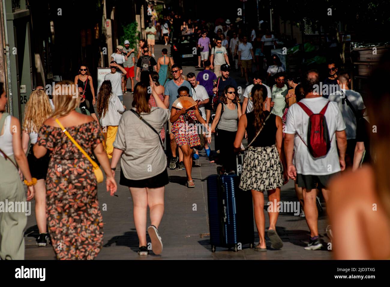 Barcelone, Espagne. 17th juin 2022. 17 juin 2022, Barcelone, Espagne: Les gens marchent dans les rues du centre de Barcelone alors qu'une vague de chaleur est en cours dans certaines parties de l'Europe occidentale, avec des températures très élevées proches ou supérieures à 104 degrés Fahrenheit (40 degrés Celsius) attendues tout au long du week-end. La vague de chaleur actuelle apporte des températures anormalement élevées pour les jours de juin en Espagne. Credit: Jordi Boixareu/Alamy Live News Credit: Jordi Boixareu/Alamy Live News Banque D'Images