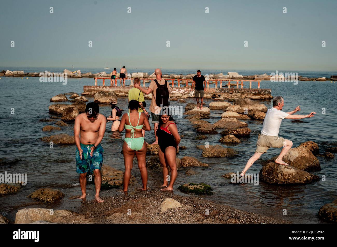 Barcelone, Espagne. 17th juin 2022. 17 juin 2022, Barcelone, Espagne: Les gens se rafraîchit à la plage de Barceloneta à Barcelone alors qu'une vague de chaleur est en cours dans certaines parties de l'Europe occidentale, avec des températures très élevées proches ou supérieures à 104 degrés Fahrenheit (40 degrés Celsius) attendues tout au long du week-end. La vague de chaleur actuelle apporte des températures anormalement élevées pour les jours de juin en Espagne. Credit: Jordi Boixareu/Alamy Live News Credit: Jordi Boixareu/Alamy Live News Banque D'Images